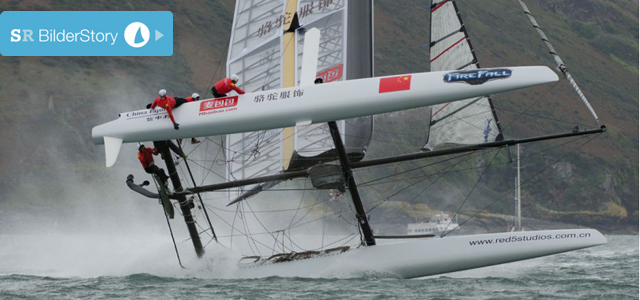 Chinesischer Abgang. Die Crew auf dem Luvrumpf ringt um das Gleichgewicht. © ACEA/Ricardo Pinto