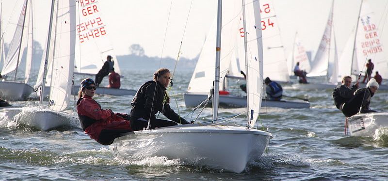 Frauenpower auf dem IJsselmeer. Lena Sückl und Franziska Mäge haben die Deutsche Meisterschaft im 420er gewonnen. © Schmidt-Wöhe Frauenpower auf dem IJsselmeer. Lena Sückl und Franziska Mäge haben die Deutsche Meisterschaft im 420er gewonnen. © Schmidt-Wöhe