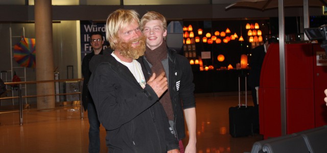 Freunde über die Rückkehr. Mit dem Bart wuchs auch das Heimweh. © SegelReporter.com