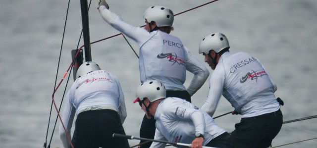 Harte Arbeit an Bord von Artemis. Doppelolympiasieger Ian Percy arbeitet als Vorschiffsmann an Schwert und Taktik. ©2011 ACEA/Gilles Martin-Raget