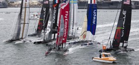 Das vielleicht beste Manöver der Rennen in San Diego. Spithill (r) hat die Überlappung an der ersten Tonne Dean Barker (rot) nutzt den Speed beim Abfallen zu einem krassen Jibe-Set vor dem Gegner. © 2011 ACEA/Gilles Martin-Raget