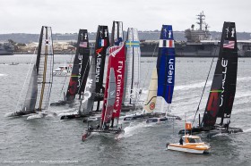 Das vielleicht beste Manöver der Rennen in San Diego. Spithill (r) hat die Überlappung an der ersten Tonne Dean Barker (rot) nutzt den Speed beim Abfallen zu einem krassen Jibe-Set vor dem Gegner. © 2011 ACEA/Gilles Martin-Raget
