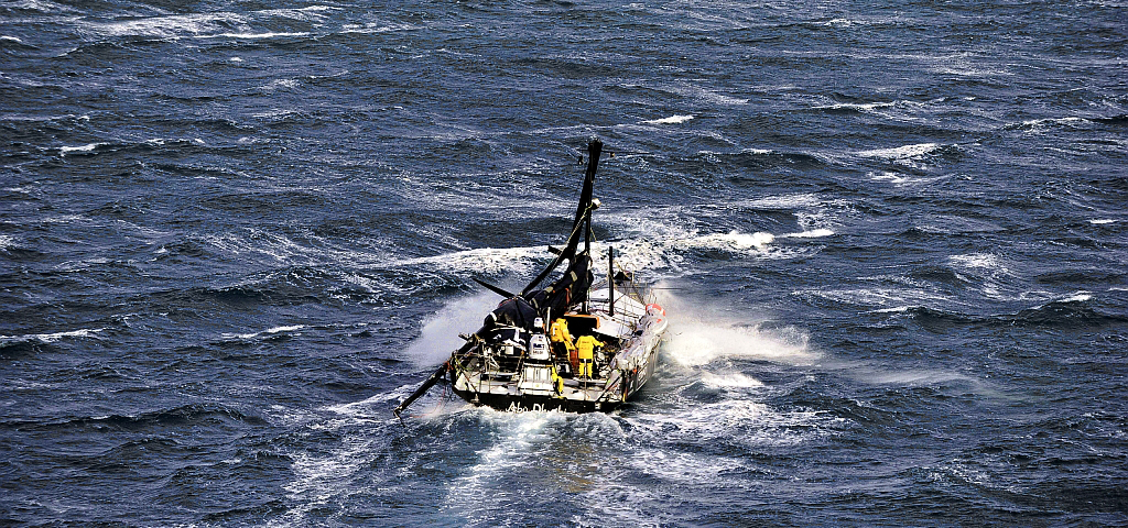 Abu Dhabi mit gebrochenem Mast auf dem Weg zurück nach Alicante. © Paul Todd/Volvo Ocean Race