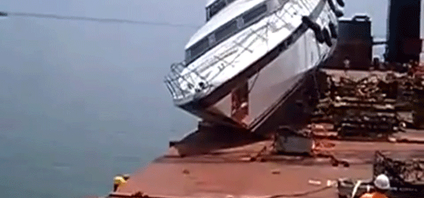 Wirklich Schade. Ein Motorboot ist aus dem Kran gefallen. Wirklich Schade. Ein Motorboot ist aus dem Kran gefallen.
