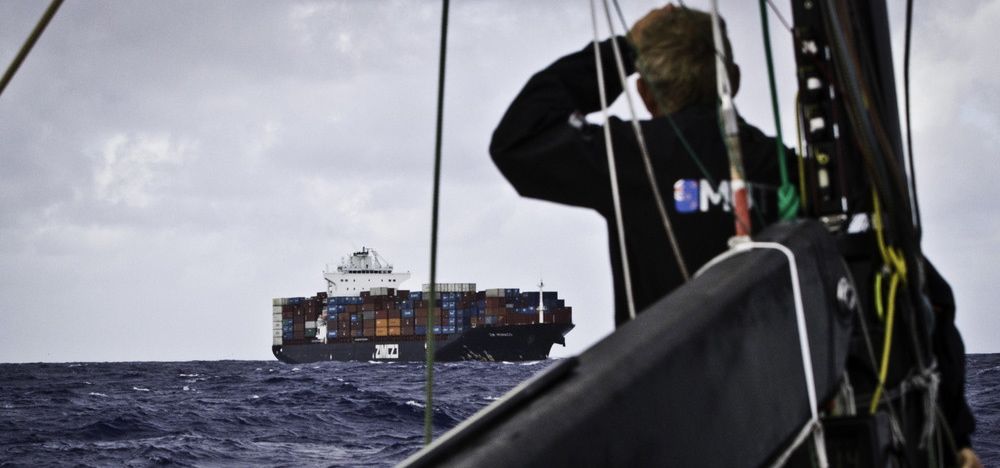 Frachter in Sicht. Der Grieche mit russischer Crew bringt Puma den nötigen Diesel für die Fahrt nach Tristan da Cunha. © Amory Ross/PUMA Ocean Racing/Volvo Ocean Race Frachter in Sicht. Der Grieche mit russischer Crew bringt Puma den nötigen Diesel für die Fahrt nach Tristan da Cunha. © Amory Ross/PUMA Ocean Racing/Volvo Ocean Race