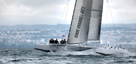Der kleine "l'Hydroptere.ch" hat jagt auf einem Kilometer mit einem Schnitt von 31,46 Knoten über den Genfer See. © Christophe Launay Der kleine "l'Hydroptere.ch" hat jagt auf einem Kilometer mit einem Schnitt von 31,46 Knoten über den Genfer See. © Christophe Launay