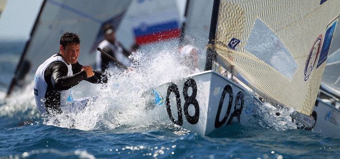 Der Franzose Jonathan Lobert kämpft im Finn Dinghy mit dem Fremantle Doctor. Er liegt auf Rang vier. © Ocean Images Der Franzose Jonathan Lobert kämpft im Finn Dinghy mit dem Fremantle Doctor. Er liegt auf Rang vier. © Ocean Images