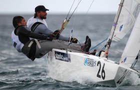 Die Olympiasieger Percy/Simpson lagen bei den Staren in Führung. Nun scheiden die Mitfavoriten wegen einer Rückenverletzung des Steuermanns aus. © Ocean Images