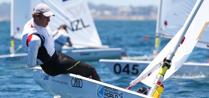 Simon Grotelüschen nach der Wende. Ein zweiter Rang im neunten Rennen beschert ihm Platz zwei vor dem Medalrace. © Paul Kane Simon Grotelüschen nach der Wende. Ein zweiter Rang im neunten Rennen beschert ihm Platz zwei vor dem Medalrace. © Paul Kane