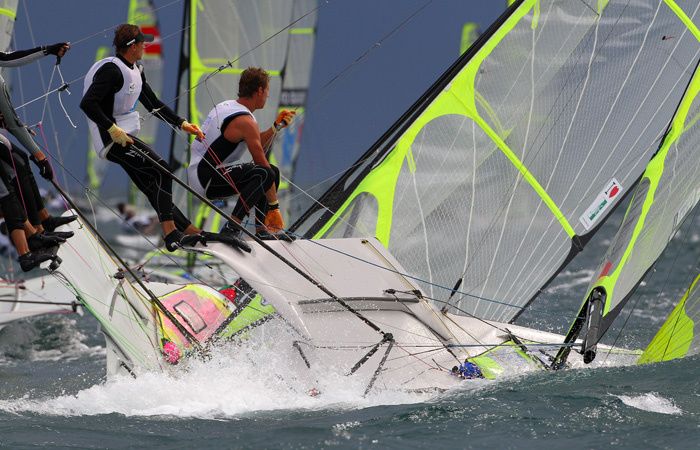Jede Menge Arbeit für die 49er Crews bei starkem Wind vor Perth. © Ocean Images