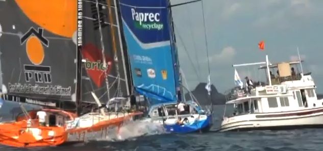 Crash beim Start des Transat B to B. Jean Pierre Dick quetscht sich regelwidrig in Luv am Startboot über die Linie. Crash beim Start des Transat B to B. Jean Pierre Dick quetscht sich regelwidrig in Luv am Startboot über die Linie.