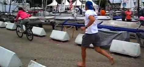 Rutger van Schaardenburg ist beim Laser Auftakeln abgelenkt. Er rennt einem Mädchen hinterher. Rutger van Schaardenburg ist beim Laser Auftakeln abgelenkt. Er rennt einem Mädchen hinterher.