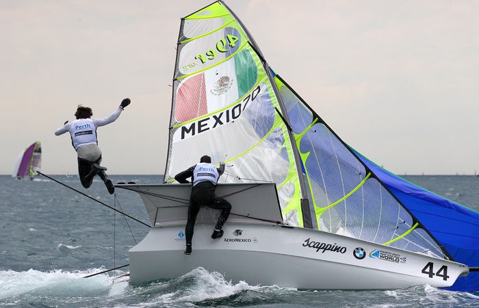 Das mexikanische 49er Team wird abgeworfen. Der Steuermann versucht am Großsegel vorbei zu springen. © Ocean Images