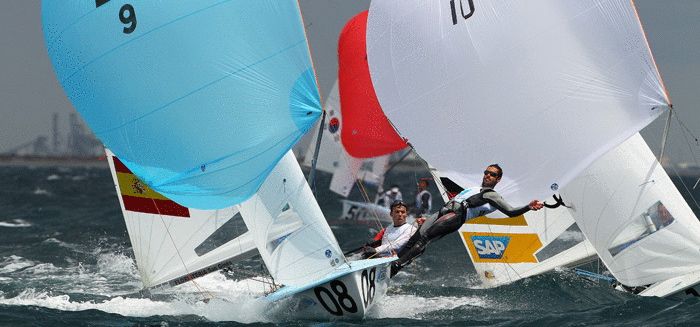 Angriff auf die Spanier. Agressiv und selbstbewusst gehen die 470er Segler Ferdinand Gerz und Patrick Follman (r) bei der WM zu Werke. © Ocean Images Angriff auf die Spanier. Agressiv und selbstbewusst gehen die 470er Segler Ferdinand Gerz und Patrick Follman (r) bei der WM zu Werke. © Ocean Images