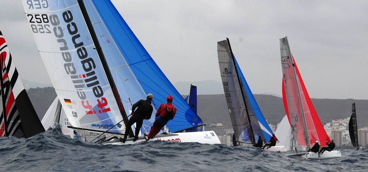 Helge und Christian Sach segeln in der F18-Klasse bei der EM extrem stark bei relativ leichtem Wind. © Andreas Kling