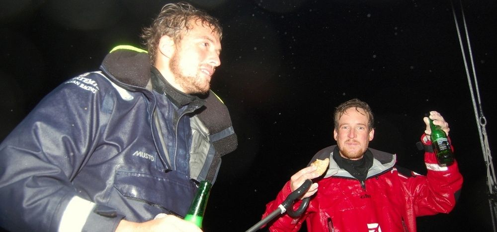 Sam Goodchild (l.) feiert mit Conrad Colman seine glückliche Rettung und den Sieg auf der zweiten Etappe. © GOR Sam Goodchild (l.) feiert mit Conrad Colman seine glückliche Rettung und den Sieg auf der zweiten Etappe. © GOR