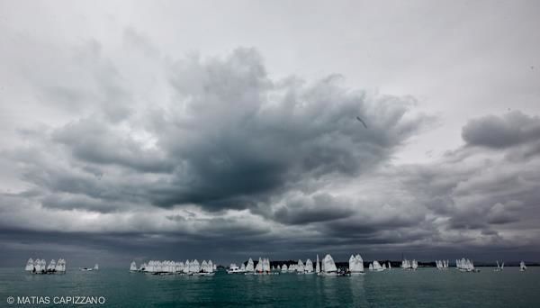 Drückende Wolken, wenig Wind. Die Bedingungen bei der Opti WM sind seit Tagen schwierig. © Matías Capizzano