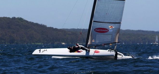 Tiefflieger Glenn Ashby wird für seine extreme Trapezhaltung bewundert. © A. Francolini Tiefflieger Glenn Ashby wird für seine extreme Trapezhaltung bewundert. © A. Francolini