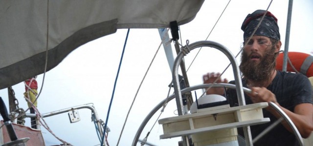 Skipper Ben Schaschek steuert durch einen Sturm. Vor dem Törn hat er nie auf hoher See gesegelt. © sailingconductors.com