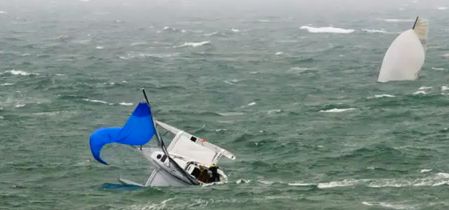 Bildersequenz von der Dragonfly 28 Kenterung bei der Round The Island Regatta 2011. Bildersequenz von der Dragonfly 28 Kenterung bei der Round The Island Regatta 2011.