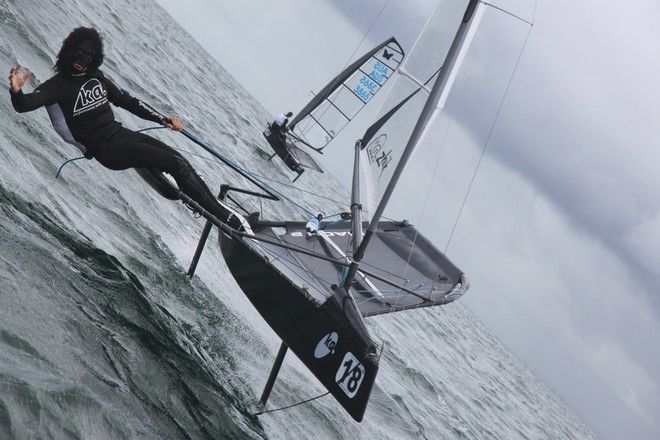 Affig. Der gemeine australische Moth Segler fliegt schon mal gerne inkognito. © Yachting Australia