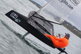 Moth Segler in Australien. Mit orangem Ganzkörperkondom fliegt es sich schneller. © Yachting Australia