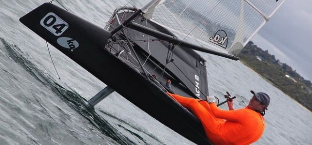 Moth Segler in Australien. Mit orangem Ganzkörperkondom fliegt es sich schneller. © Yachting Australia