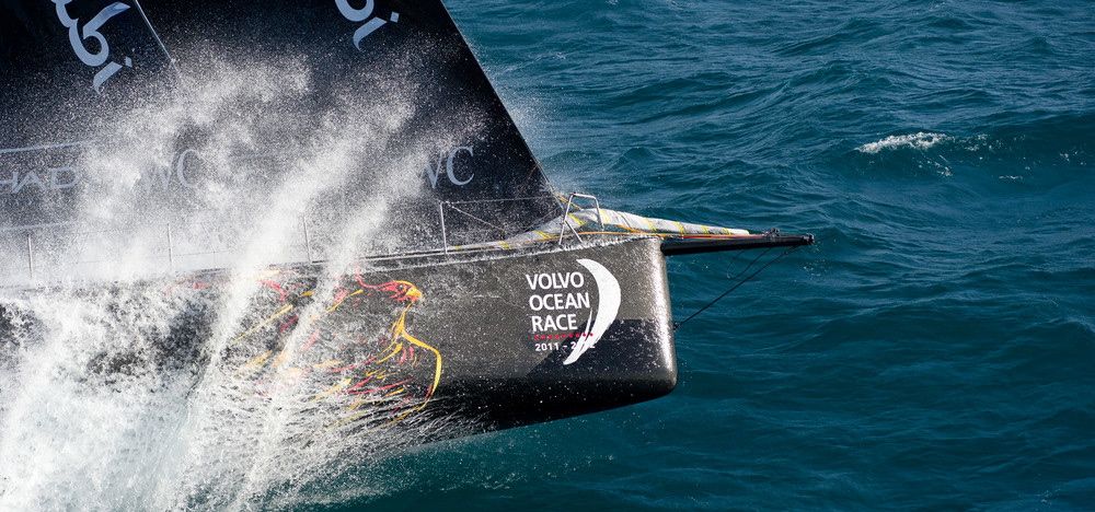 Das Abu Dhabi war auch beim Sprint zum Heimathafen chancenlos, zeigt aber immerhin den hübschesten Spritzwasservorhang. © PAUL TODD/Volvo Ocean Race