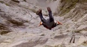 Wingsuit Base Jumper beim kontrollierten Absturz
