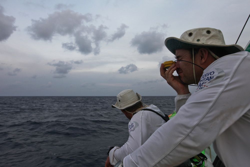 Der Peilkompass, eines der wichtigsten Utensilien beim Segeln in Sichtweite zueinander. © Yann Riou/Groupama Sailing Team/Volvo Ocean Race