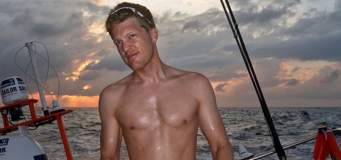 Sanya Navigator Aksel Magdahl hat am Steuer blank gezogen. © AndrÃ©s Soriano/Team Sanya/Volvo Ocean Race