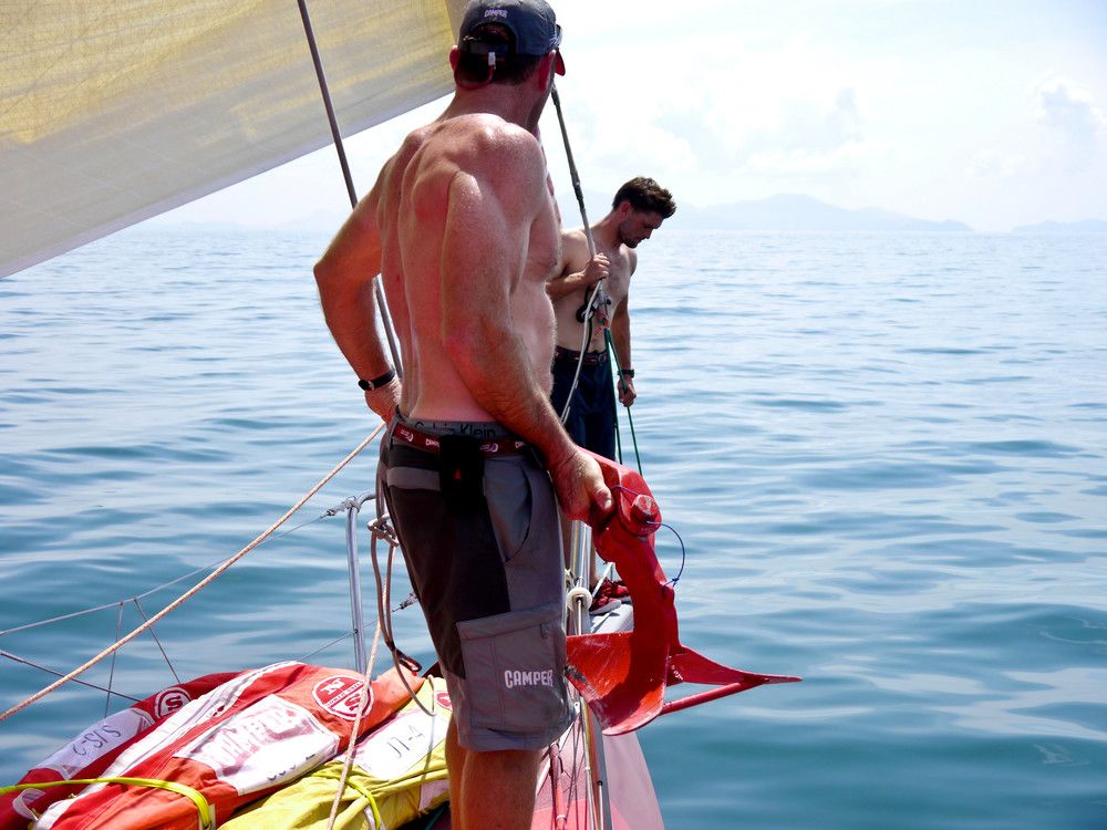 Tony Rae wirft schweren Herzens den Anker auf Camper um das Zurücktreiben im Gegenstrom zu vermeiden. © Hamish Hooper/CAMPER ETNZ/Volvo Ocean Race