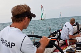 Calvin Harrap steuert Puma in Sichtweite zu Groupama und Telefonica an der Spitze. © Amory Ross/PUMA Ocean Racing/Volvo Ocean Race
