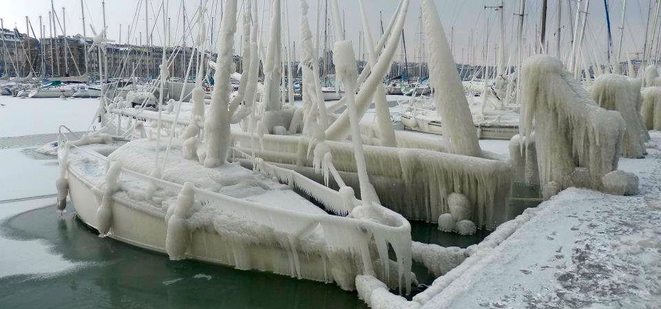 Die Bise, der eisige Nordostwind am Genfer See, hat die Yachten im Hafen von Versoix mit einer dicken Eisschicht überzogen. © V. Hadock