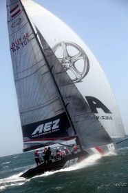 Die österreichische RC44 greift mit dem neuen Steuermann/Taktiker Markus Wieser an. © AEZ