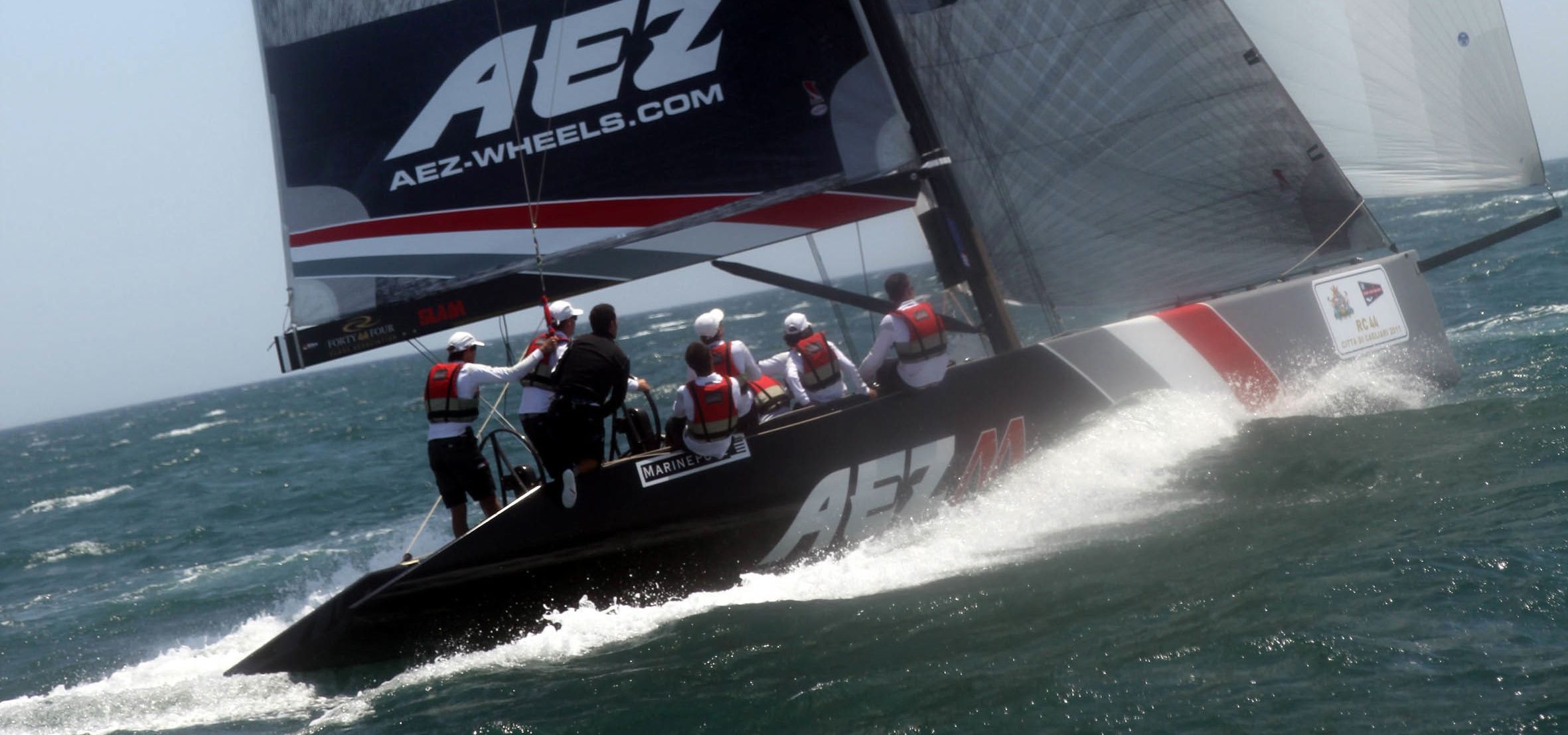 Die österreichische RC44 greift mit dem neuen Steuermann/Taktiker Markus Wieser an. © AEZ Die österreichische RC44 greift mit dem neuen Steuermann/Taktiker Markus Wieser an. © AEZ