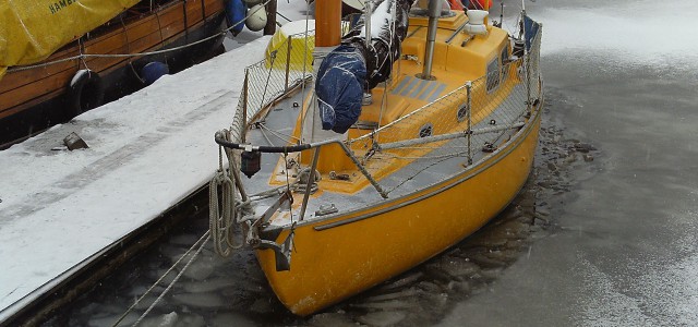 Thomas Hau wohnt seit zwei Jahren auf der 7.30 Meter Trident "Candice Marie" beim Obereider Yachtservice bei Rendsburg. Kälte kann ihm dank Dieselofen nichts anhaben. © T.Hau