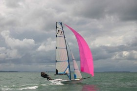 Der FX 49er Downgrade von Mackay mit passendem pinkem Gennaker für die Frauen. © Mackay
