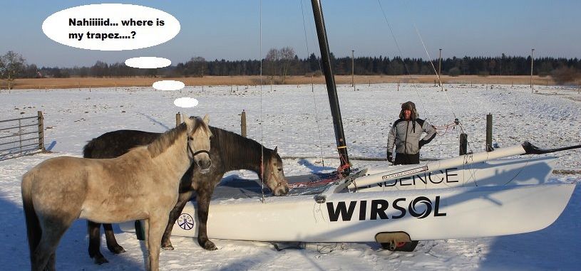 Roland Gäbler vor dem Tornado auf seinem Hof in Dänemark. Noch dient der Kat als Pferde-Krippe. © Gäbler