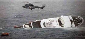 Ein Hubschrauber birgt die Crew der "Yogi" ab. © Hellenic Coast Guard