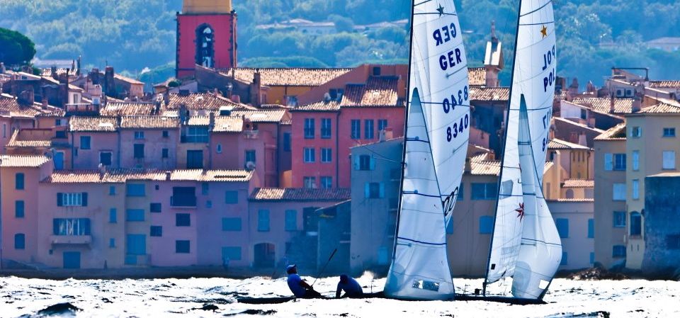 Robert Stanjek und Frithjof Kleen trainieren vor der imposanten St.Tropez Kulisse mit dem polnischen Finn Olympiasieger und Star Weltmeister Mateusz Kusznierewicz. © F. Kleen Robert Stanjek und Frithjof Kleen trainieren vor der imposanten St.Tropez Kulisse mit dem polnischen Finn Olympiasieger und Star Weltmeister Mateusz Kusznierewicz. © F. Kleen