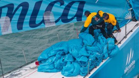 Probleme mit dem Gennaker an der Leetonne verhindern fast Telefonicas Sieg. Aber Puma kommt nicht vorbei. © IAN ROMAN/Volvo Ocean Race