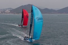 Start zum Inport-Race. Sanya startet mit Wind von Backbord hinter dem Feld, Telefonica mit Kontrolle in Luv. © PAUL TODD/Volvo Ocean Race