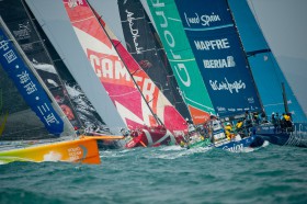 Start zum Inport-Race. Sanya startet mit Wind von Backbord hinter dem Feld, Telefonica mit Kontrolle in Luv. © PAUL TODD/Volvo Ocean Race