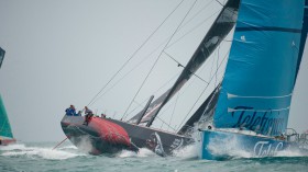 Puma greift Telefonica beim Inport Race in Sanya an. Aber es reicht nicht zum Überholen. © PAUL TODD/Volvo Ocean Race