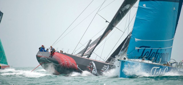 Puma greift Telefonica beim Inport Race in Sanya an. Aber es reicht nicht zum Überholen. © PAUL TODD/Volvo Ocean Race