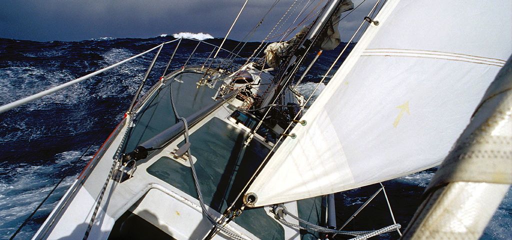 Gute Seemannschaft? Röttgering mit seiner "FanFan" unter Sturmnfock vor dem Wind. © seefieber.de