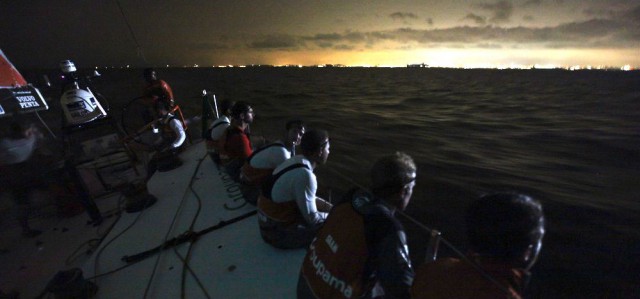 Anstrengendes Kreuzen. Bei der Passage von Singapur sitzt die Groupama Crew auf der Kante. © Yann Riou/Groupama Sailing Team/Volvo Ocean Race