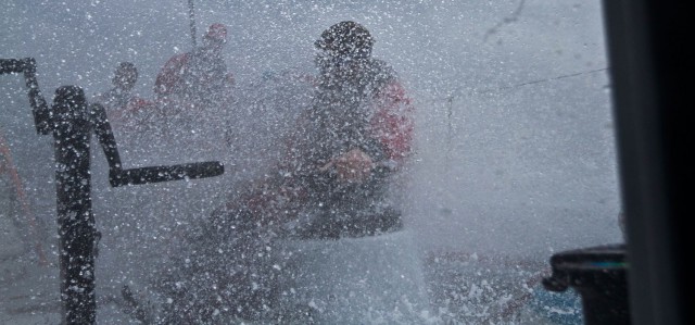Von Null auf hundert. Nach der Flaute knallt Sanya durch heftige Wellen. © AndrÃ©s Soriano/Team Sanya/Volvo Ocean Race