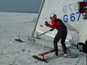 Der neue Deutsche Eissegel-Meister Martin-Björn Schneider auf dem Sprung zum Sprint-Start. © rohrssen
